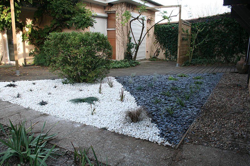 Jardin sec avec cailloux blancs et ardoises