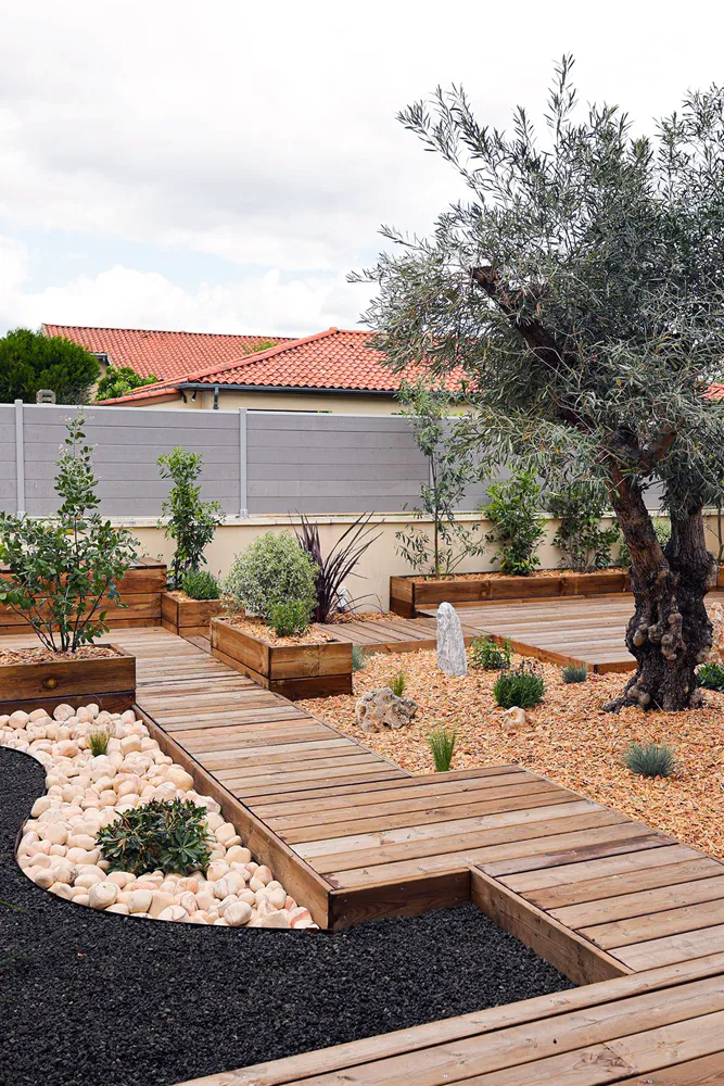Aménagement paysager d'un jardin sec, allée en bois naturel et olivier — Jardin à la Carte