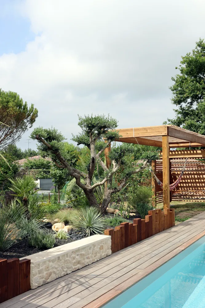 Aménagement paysager d'un jardin au bord d'une piscine — Jardin à la Carte