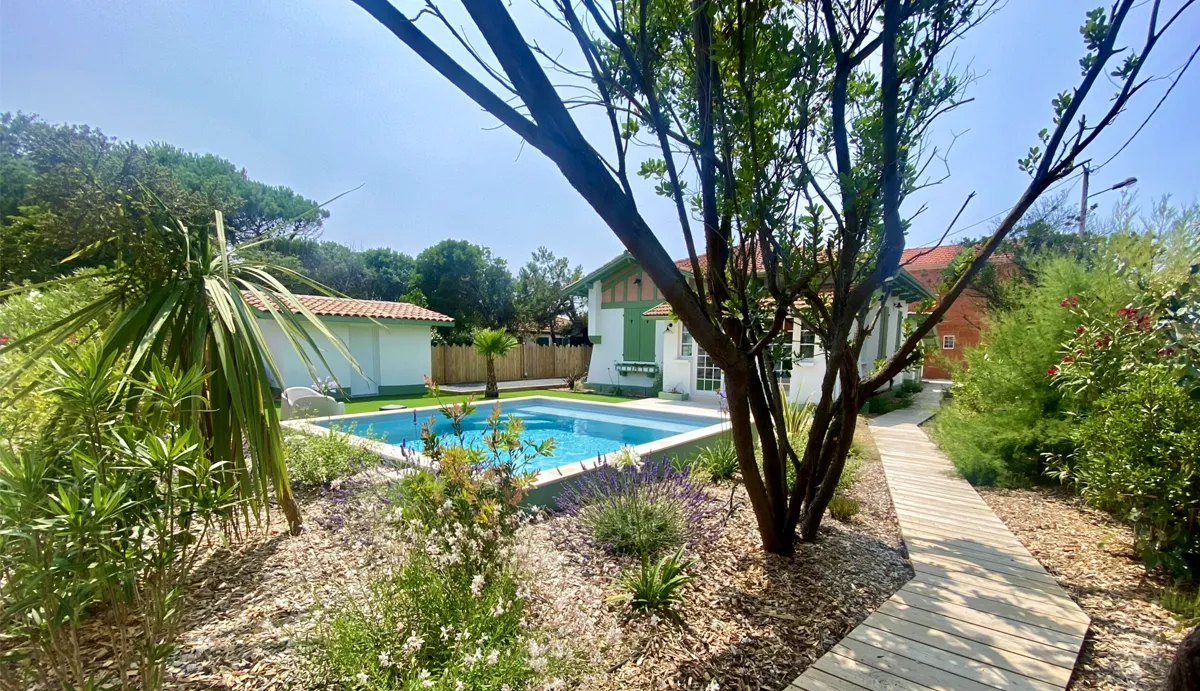 Aménagement paysager et allée de jardin en bois - paysagiste piscine