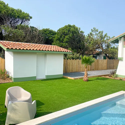 Gazon synthétique sépare la piscine du boulodrome - Paysagiste Landes