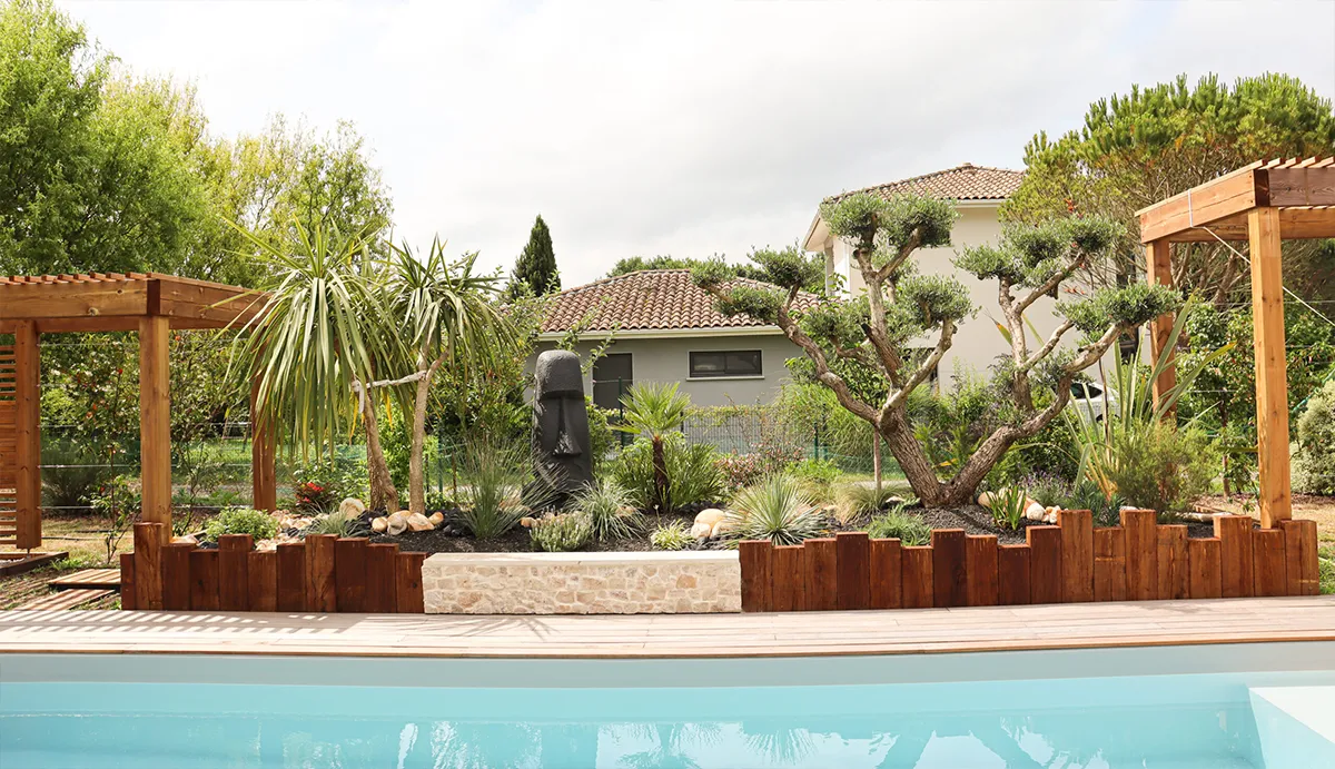 Jardin contemporain crée par Jardin à la carte à Gujan-Mestras - vue terrasse bois et piscine