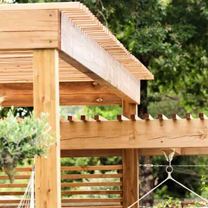 Pergolas en bois naturel près d'un massif paysager - jardinier Gironde