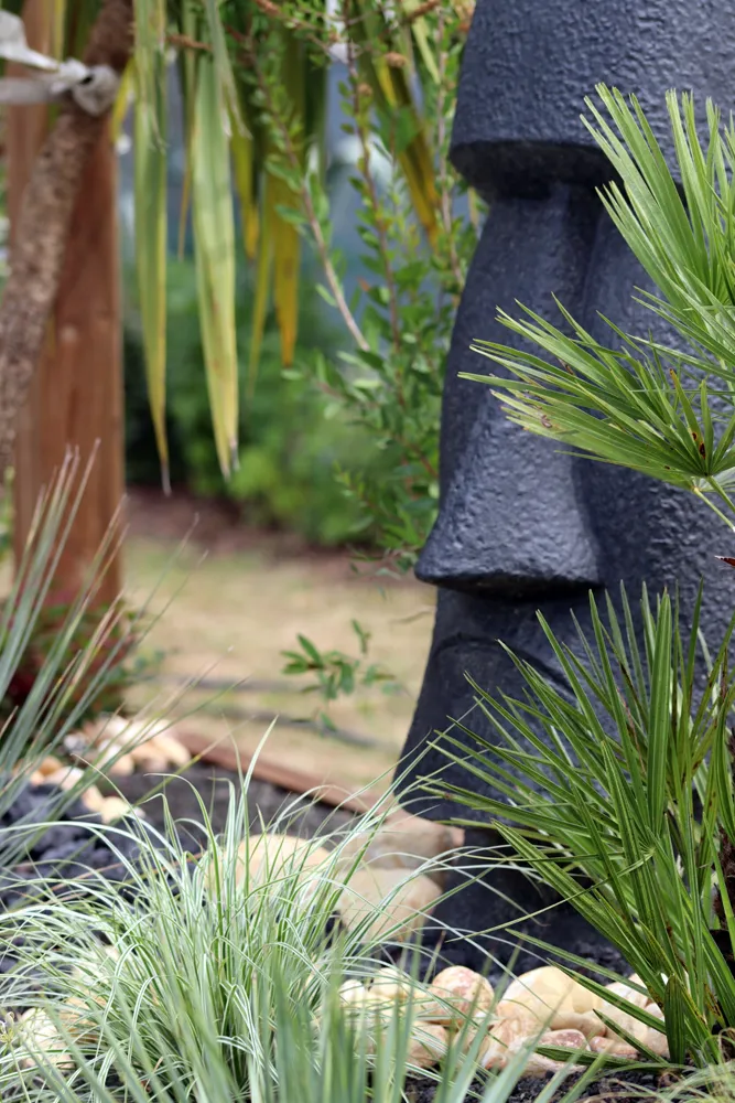 Paysagiste à La Teste-de-Buch — Jardin avec une statue en pierre — Jardin à la Carte