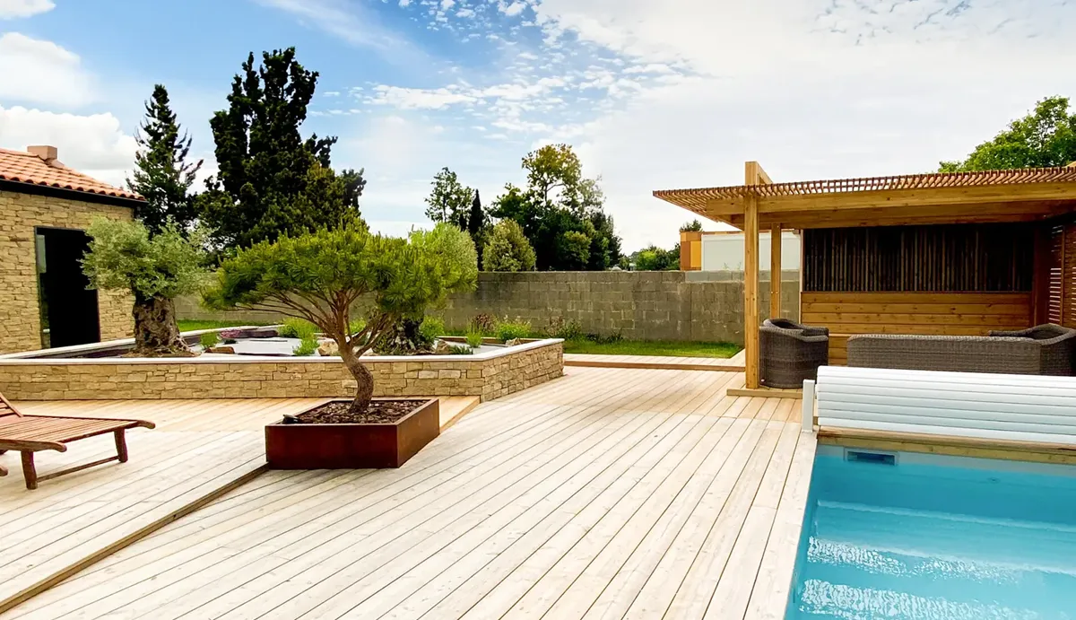 Terrasse en pin Douglas et pergola sur-mesure - paysagiste Lacanau