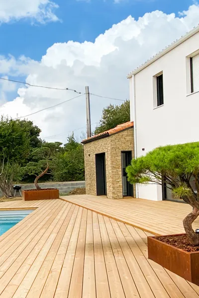 Terrasse en pin massif plusieurs niveaux et jardinière en traverse de bois