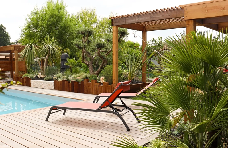 Jardin entretenu d'une résidence secondaire au Bassin d'Arcachon, pins maritimes et arbustes résistants