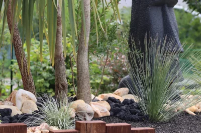 Jardin sec, graminé, cailloux noir et bordure en chêne — Jardin à la Carte